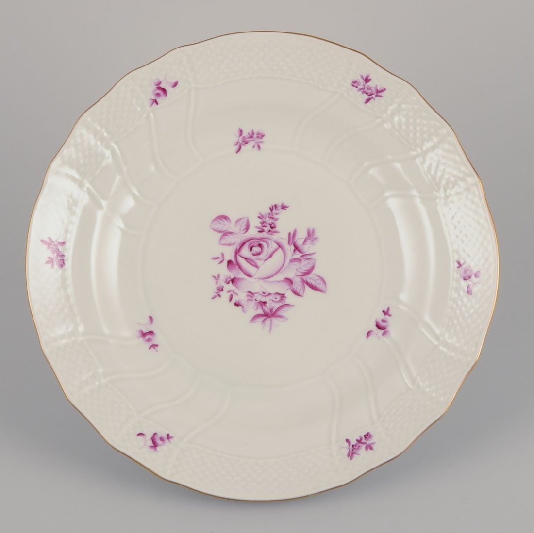 Herend, Hungary. A set of six porcelain dinner plates with purple floral motifs. Mid-20th C. - 2