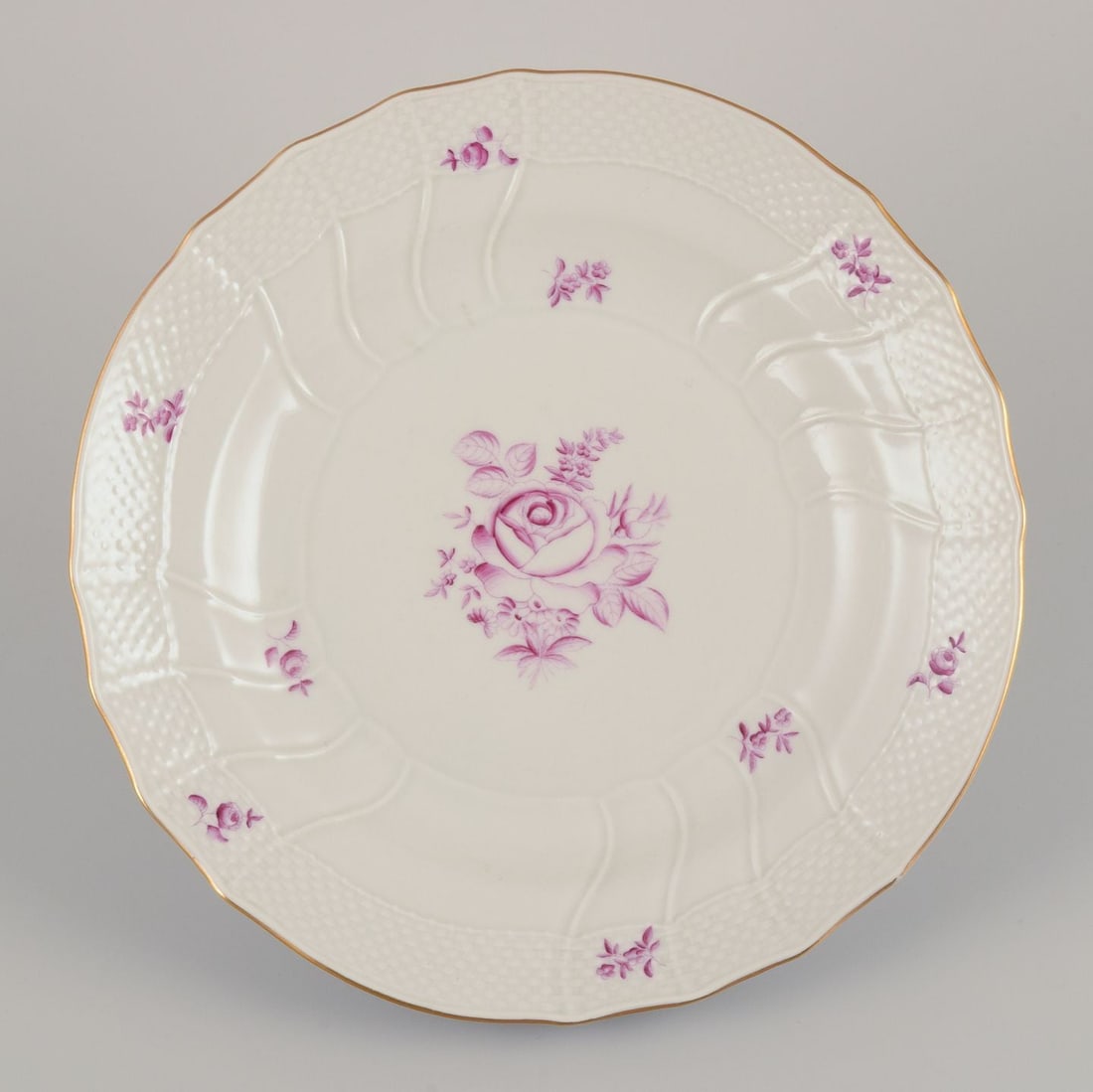 Herend, Hungary. A set of six porcelain dinner plates with purple floral motifs. Mid-20th C. - 3