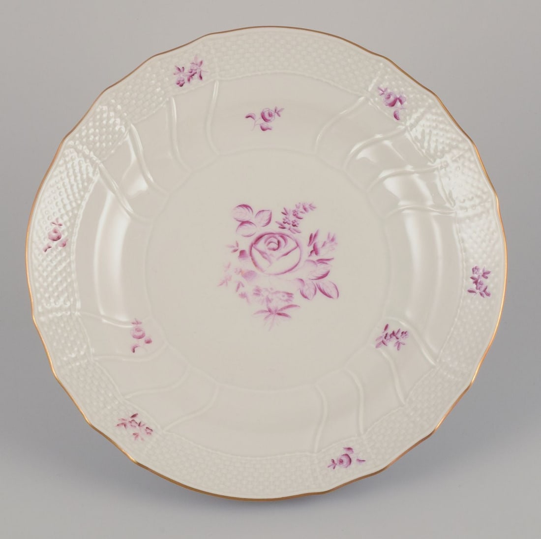Herend, Hungary. A set of six porcelain dinner plates with purple floral motifs. Mid-20th C. - 7
