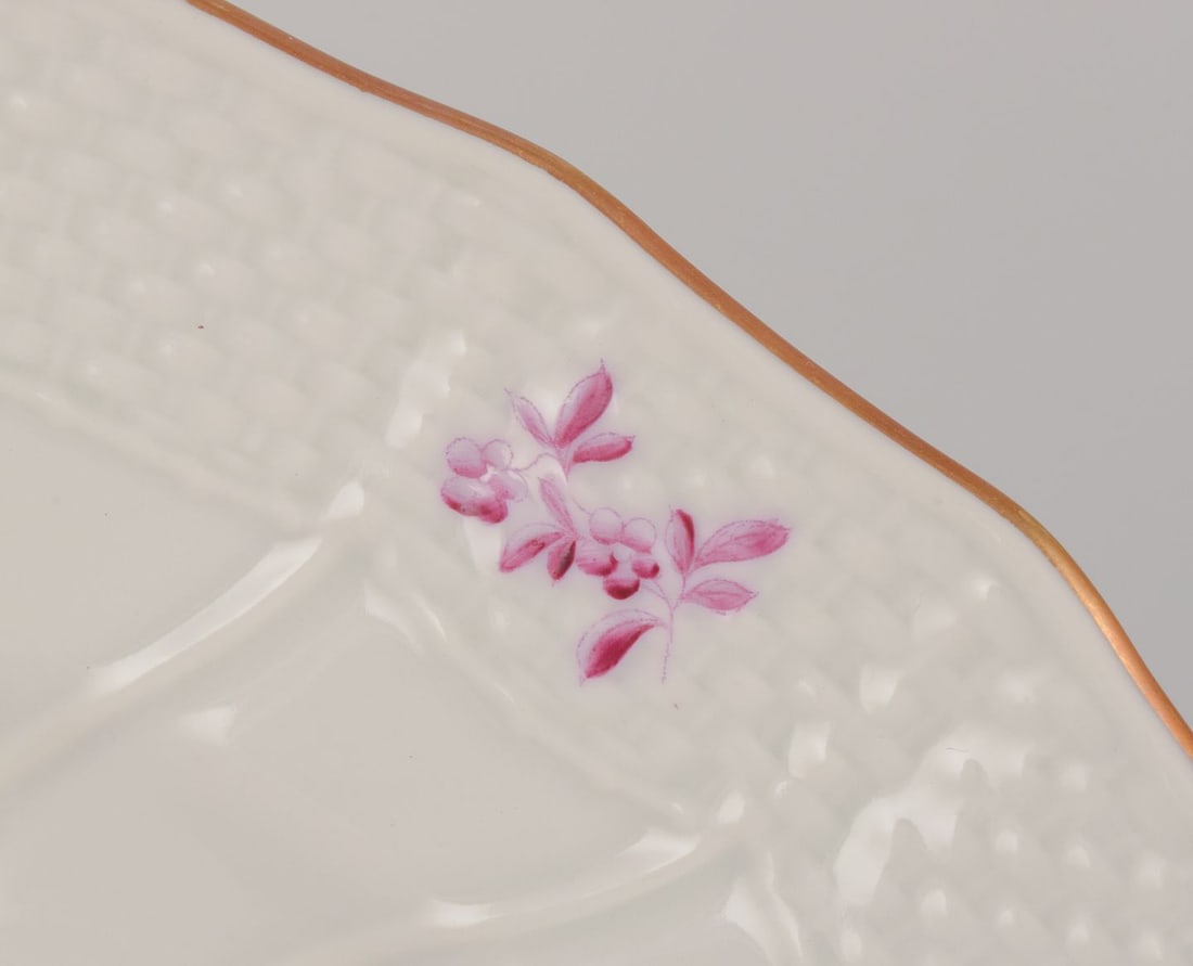 Herend, Hungary. A set of four porcelain dinner plates with purple floral motifs. Mid-20th C - 7