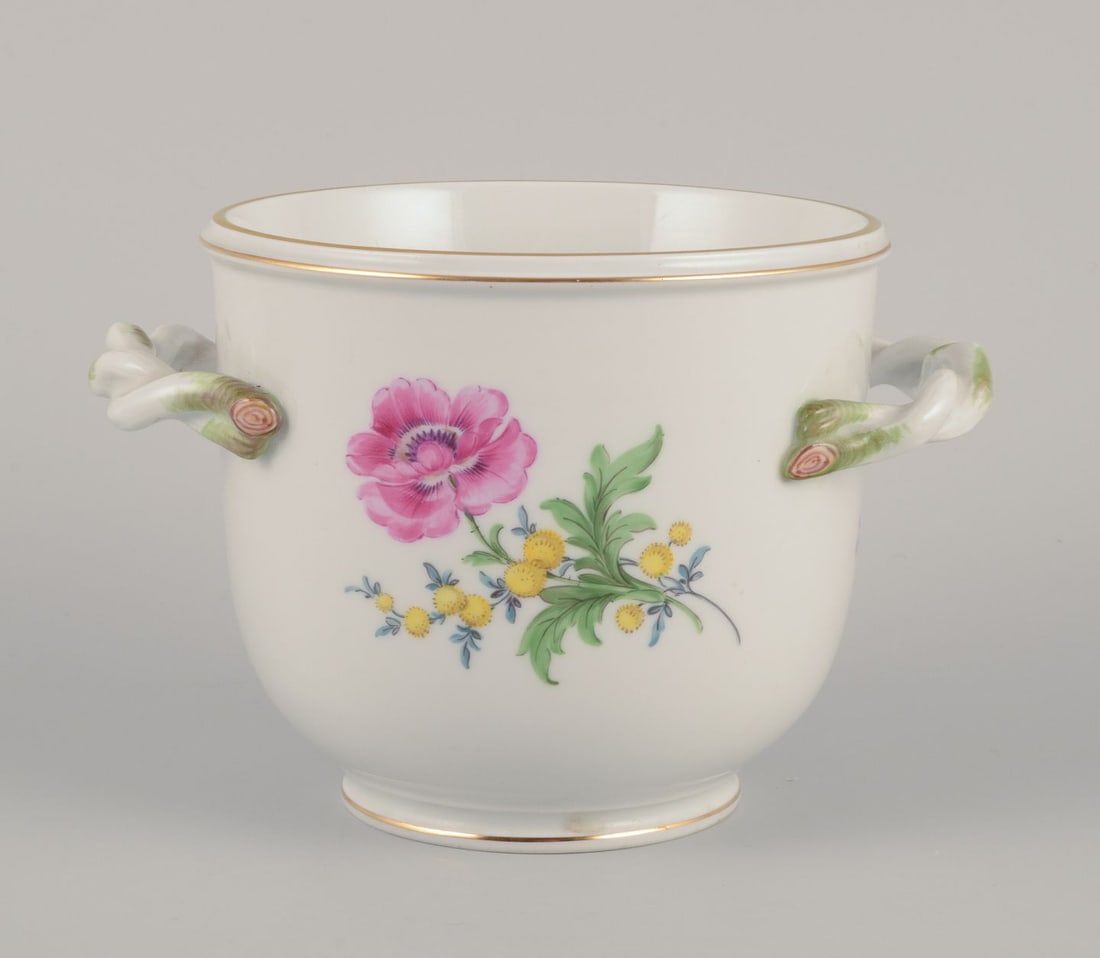 Meissen, Germany. Planter pot with two leaf-shaped handles. Approx. 1930s - 2