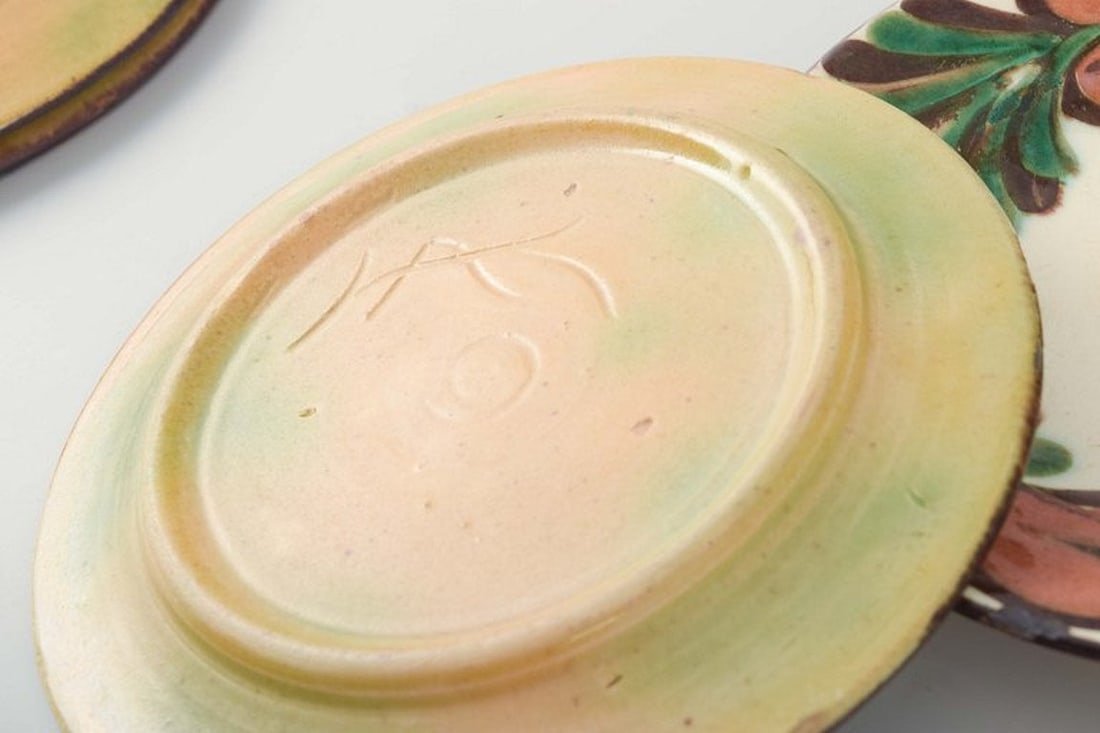 Kähler, Denmark. Set of four small 'Marguerite' hand-decorated glazed ceramic plates. - 4