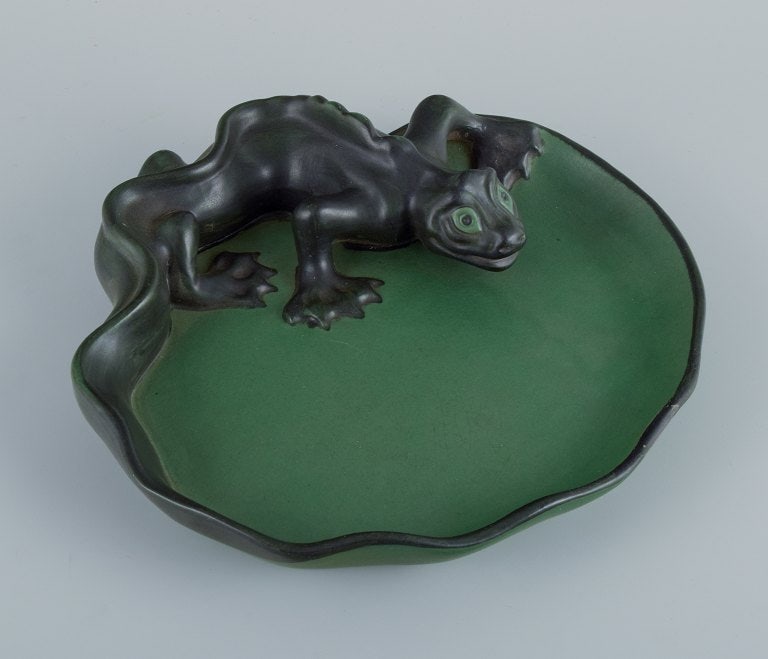 Ipsens, Denmark. Rare dish in hand-painted glazed ceramic with a lizard. - 2