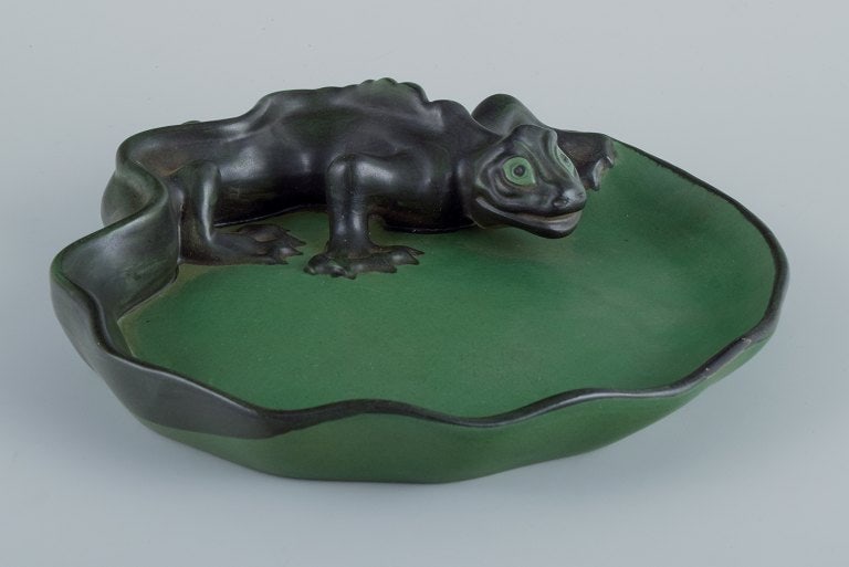 Ipsens, Denmark. Rare dish in hand-painted glazed ceramic with a lizard. - 3