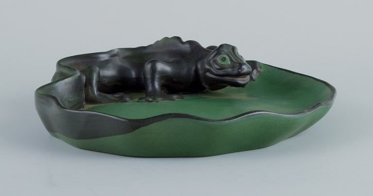 Ipsens, Denmark. Rare dish in hand-painted glazed ceramic with a lizard. - 5