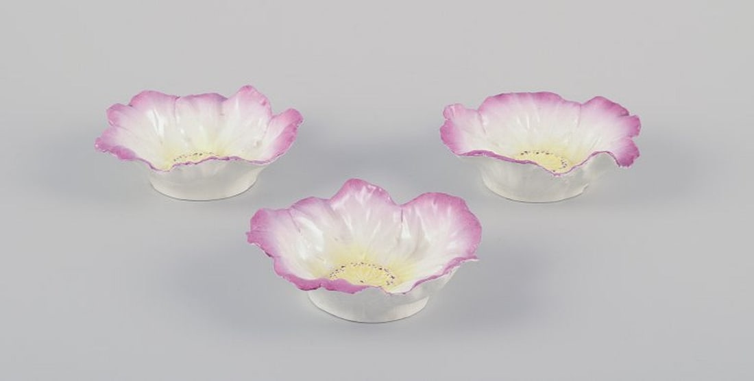Three small French Art Nouveau bowls in faience. Floral motif. Hand-painted in yellow and pink. - 2