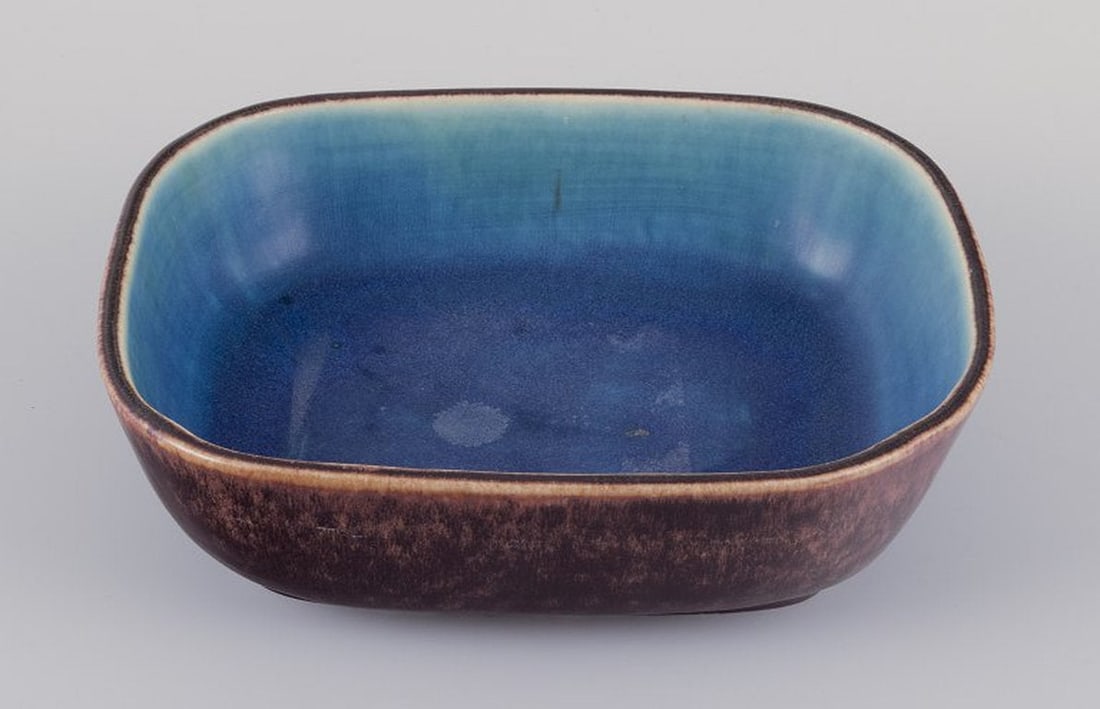 Eva StÃ¦hr-Nielsen for Saxbo, Denmark. Large rectangular ceramic bowl. Mid-20th century. - 2