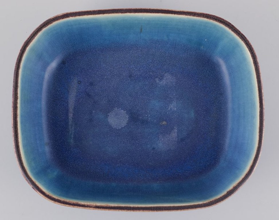 Eva StÃ¦hr-Nielsen for Saxbo, Denmark. Large rectangular ceramic bowl. Mid-20th century. - 4