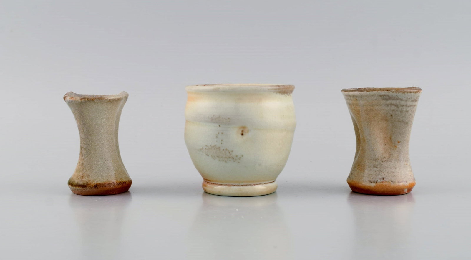 Danish studio ceramicist. Three unique vases in glazed stoneware. Beautiful glazes in peach and - 2