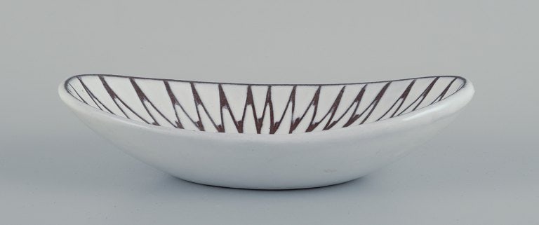Mari Simmulson for Upsala Ekeby, Sweden. "Mars" ceramic bowl in white glaze. Modernist design. - 2