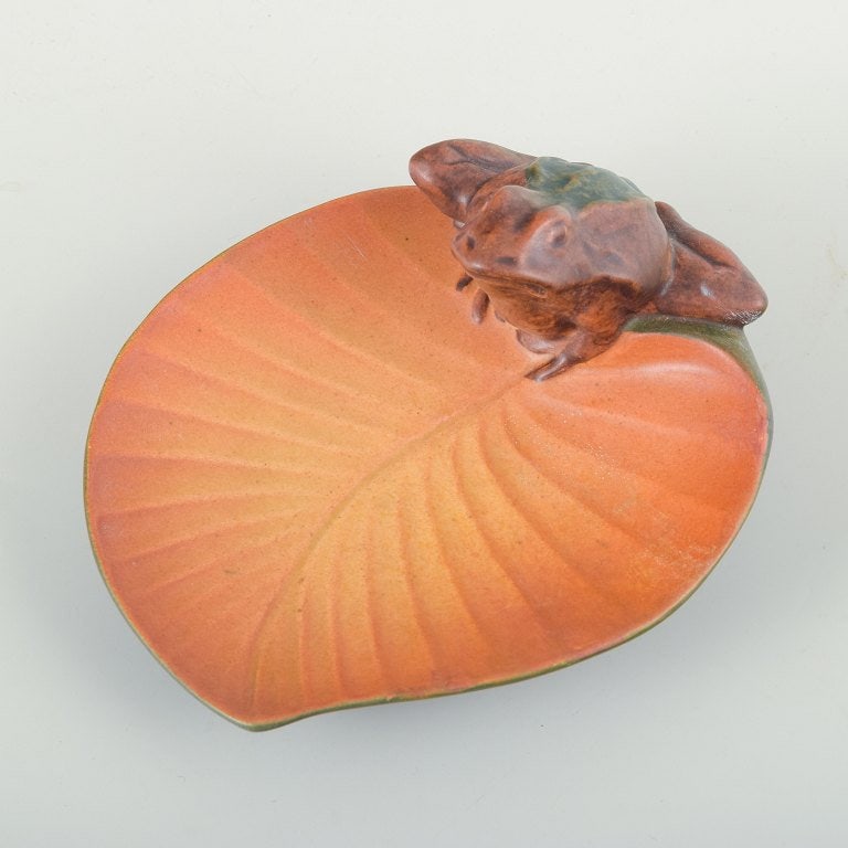 Ipsens Enke, Denmark. An atmospheric ceramic bowl with frog. Early 20th century. - 2