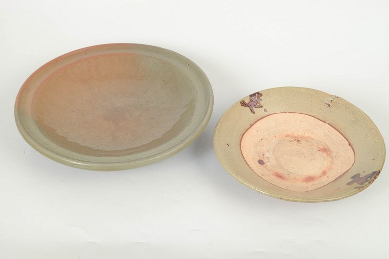 China. Two ceramic dishes with celadon glaze from Longquan. Qing dynasty. - 2