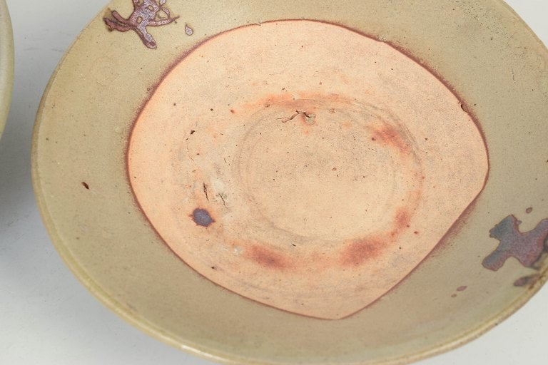 China. Two ceramic dishes with celadon glaze from Longquan. Qing dynasty. - 3