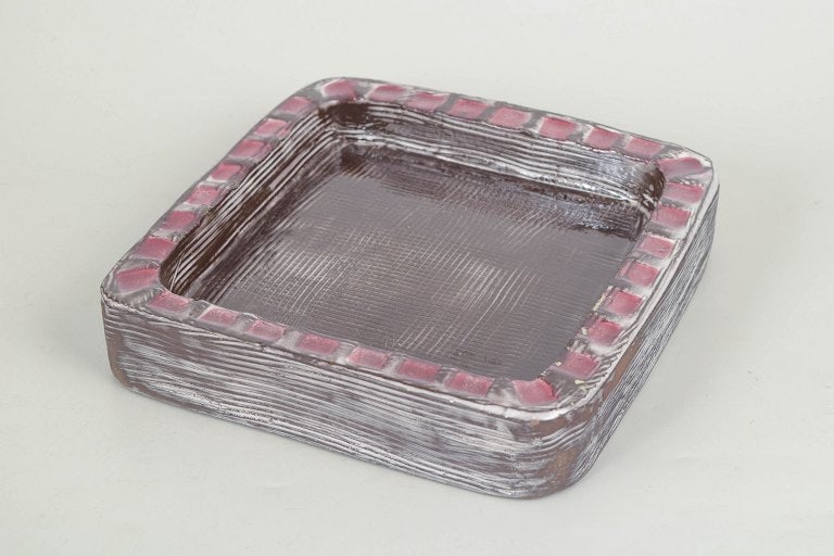 Mari Simmulson for Upsala Ekeby, Sweden. Stoneware dish with brown glazed centre. Approx. 1960s. - 2