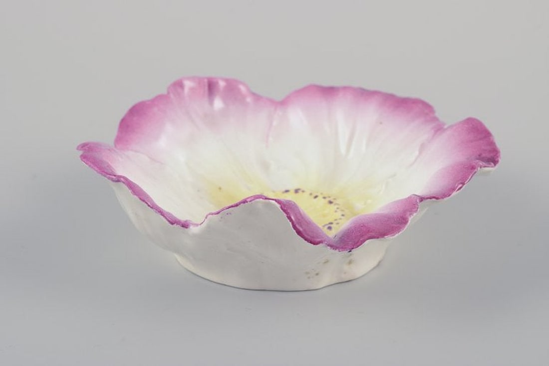 Three small French Art Nouveau bowls in faience. Floral motif. Hand-painted in yellow and pink. - 5