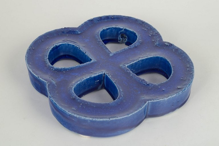 Gustavsberg, Sweden. Stoneware wall relief with hanging hole in four-lobed form and blue glaze. - 2
