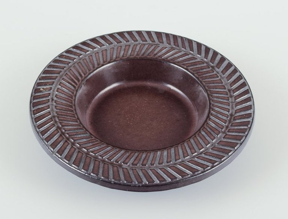 Ingrid Atterberg for Upsala Ekeby, Sweden. Round dish made of stoneware. Circa 1960. - 2