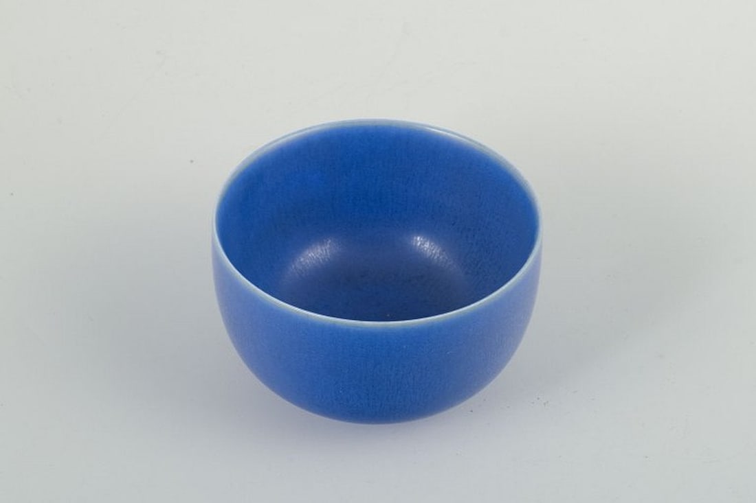 Per Linnemann-Schmidt for Palshus, Denmark. Rounded stoneware bowl with a deep matte blue glaze. - 2