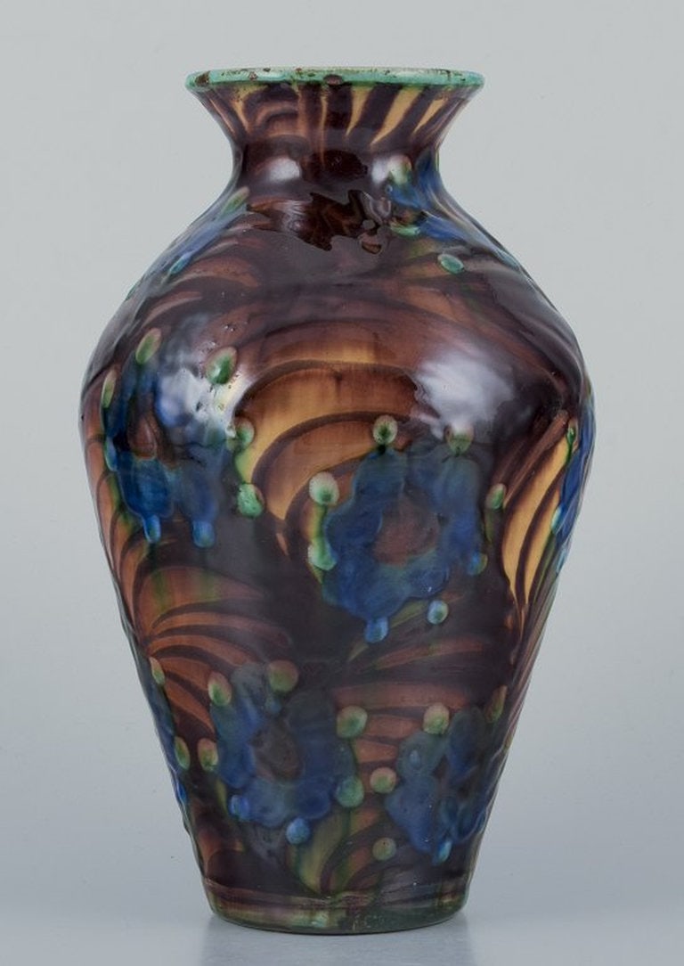 Kähler, Denmark. Ceramic vase. Cow horn technique. Ca. 1930s - 2
