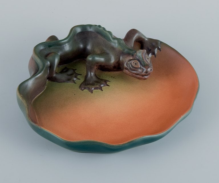 Ipsens, Denmark. Rare dish in hand-painted glazed ceramic with a lizard. - 2