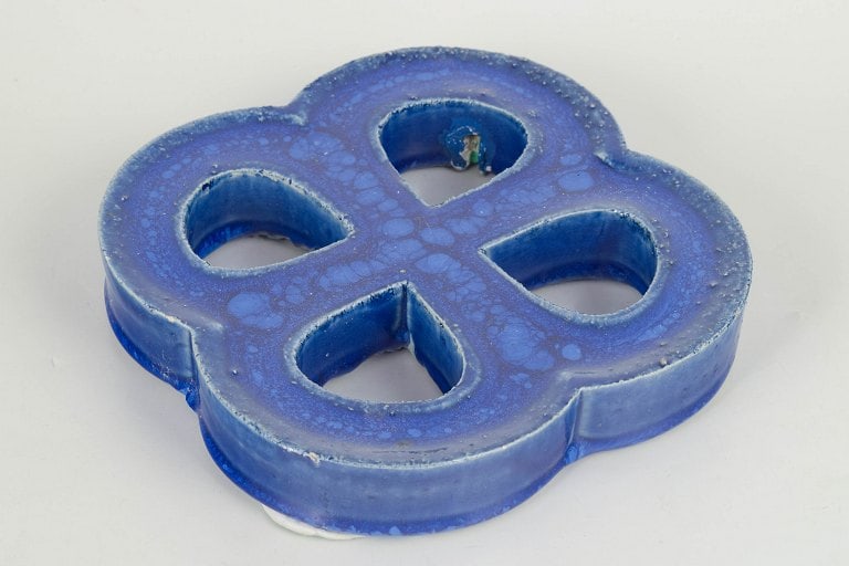 Gustavsberg, Sweden. Stoneware wall relief with hanging hole in four-lobed form and blue glaze. - 2