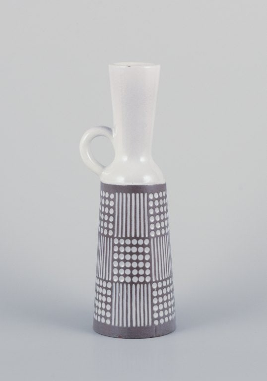 Mari Simmulson (1911-2000) for Upsala Ekeby. "Ruta" pitcher/vase in ceramic. Stylish design. - 2