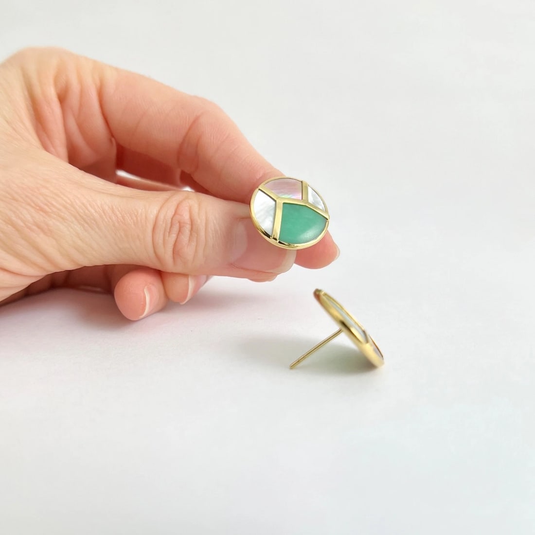 Ippolita Green Agate Mother of Pearl Stud Earrings 18K Yellow Gold, 5.07 Grams - 3