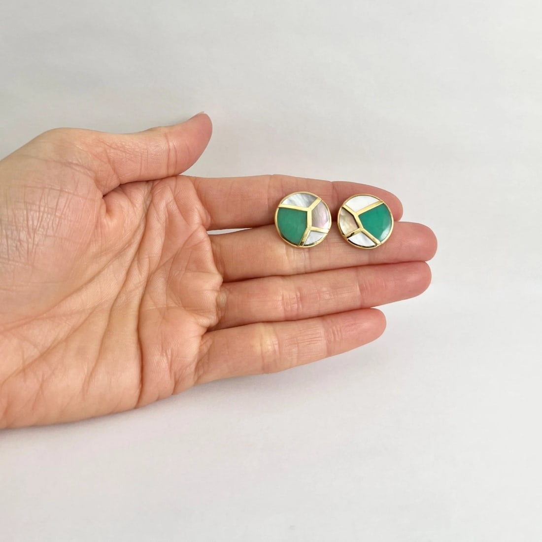 Ippolita Green Agate Mother of Pearl Stud Earrings 18K Yellow Gold, 5.07 Grams - 4