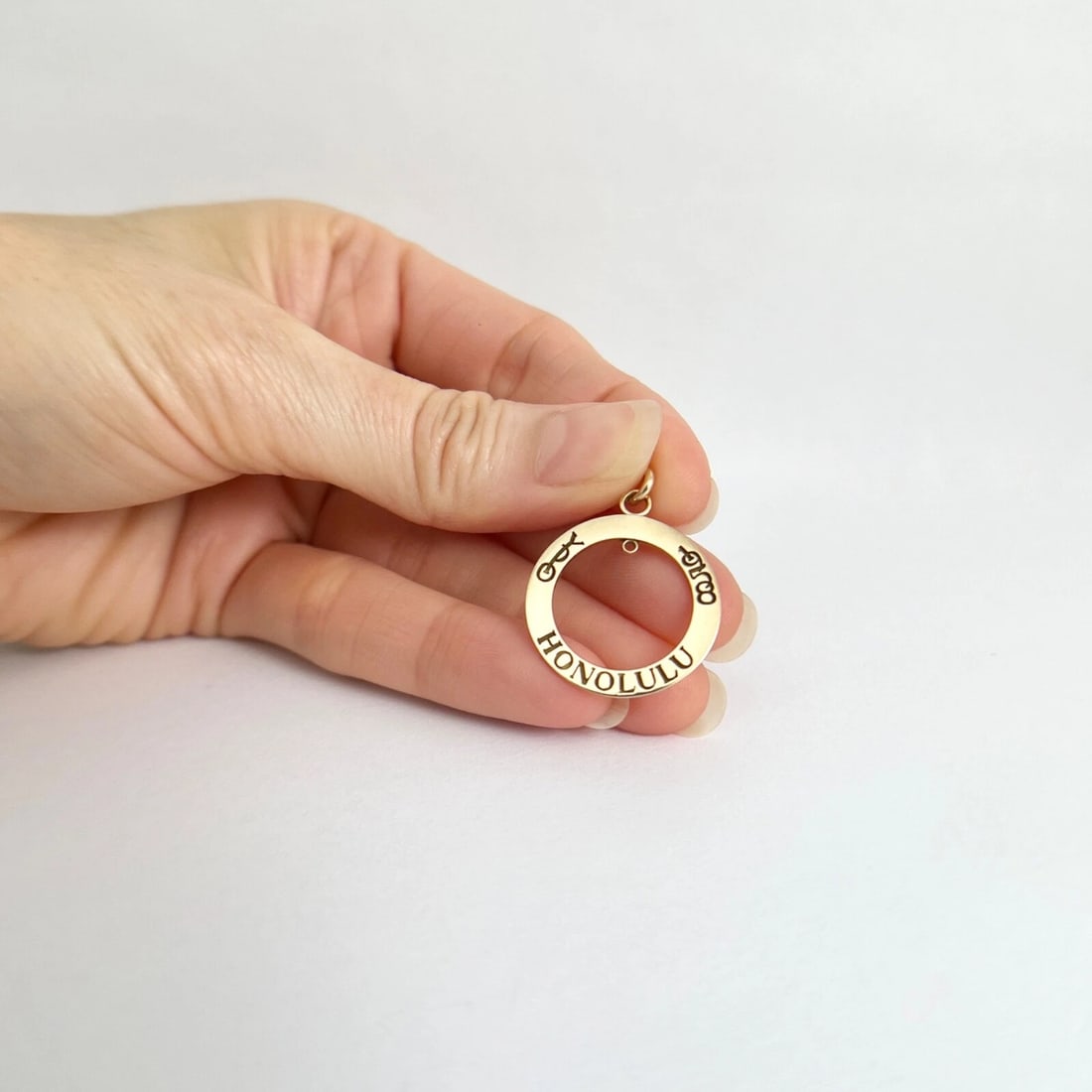 Honolulu Hawaii Circle Pendant Charm 10K Yellow Gold, 1.81 Grams - 3