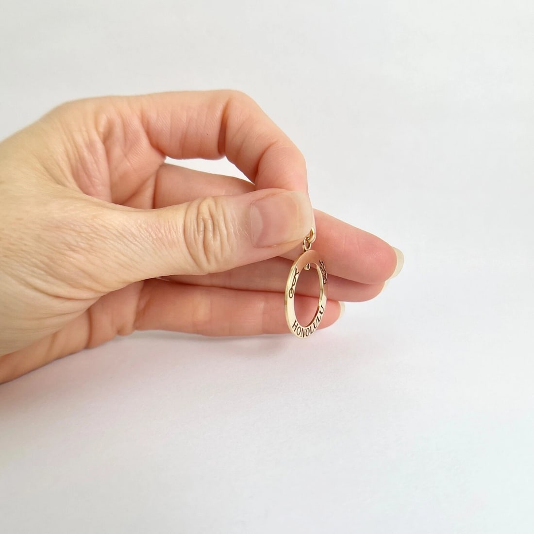 Honolulu Hawaii Circle Pendant Charm 10K Yellow Gold, 1.81 Grams - 4