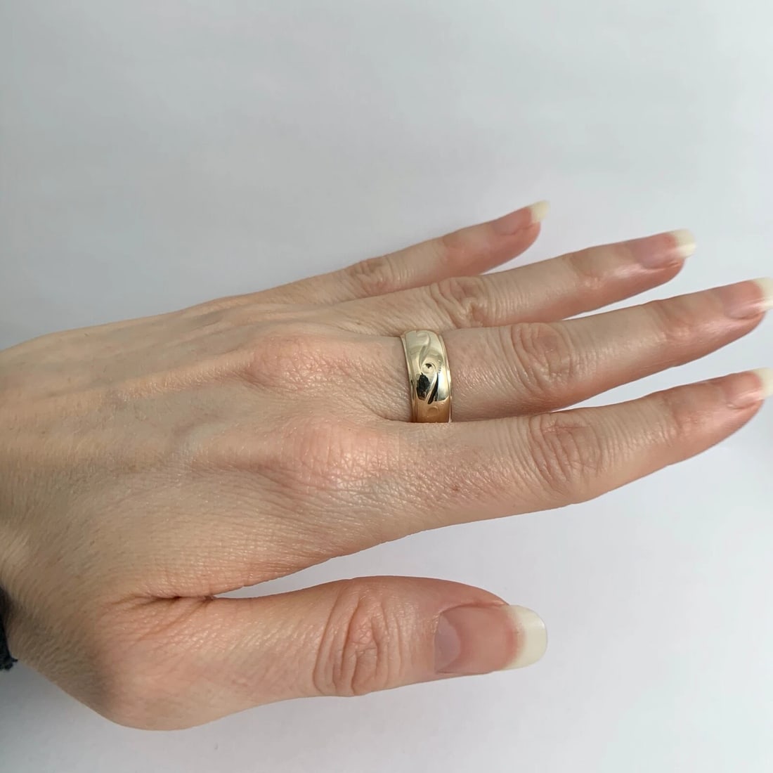 Wave Scroll Etched Beveled Band Ring 14K Yellow Gold, Size 6.25, 7.2 mm, 7.15 Gr - 4