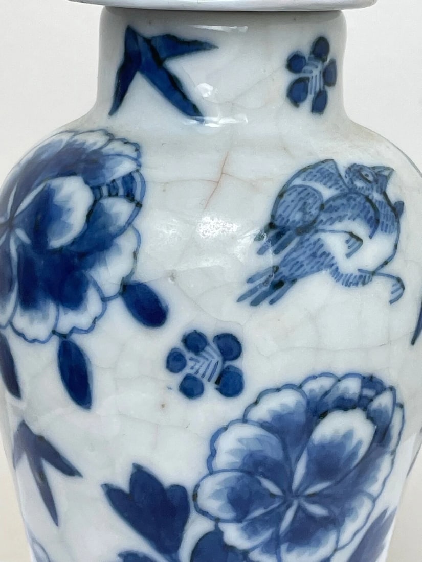 Small Qing Chinese Kangxi Mark 19th Century Temple Foo Dog Vase - 2