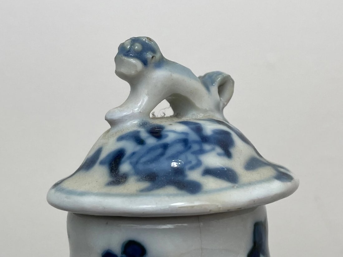 Small Qing Chinese Kangxi Mark 19th Century Temple Foo Dog Vase - 3