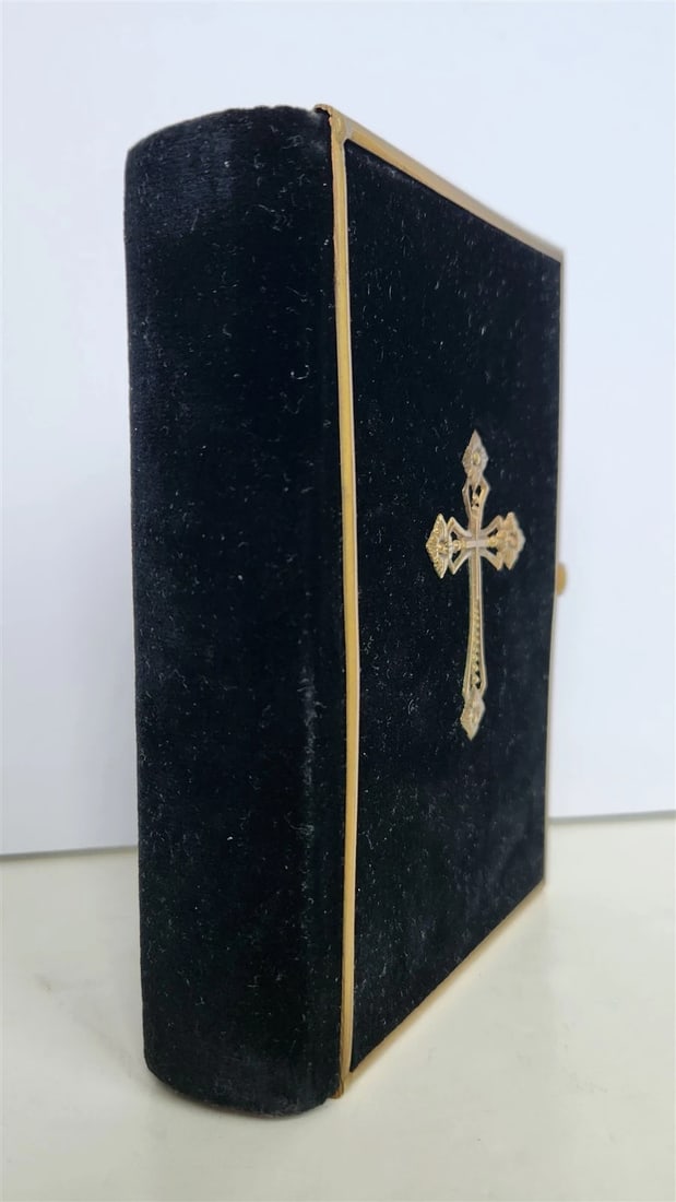 1902 GERMAN HYMNAL SONG BOOK VELVET BINDING w/ BRASS EDGES & CROSS antique: Evangelisches Gesangbuch Berlin; 1902 Original velvet binding with applied brass cross and brass edges, Intact clasp. Gilt edges. With 1911 manuscript entry to the front endpaper Excellent condition S