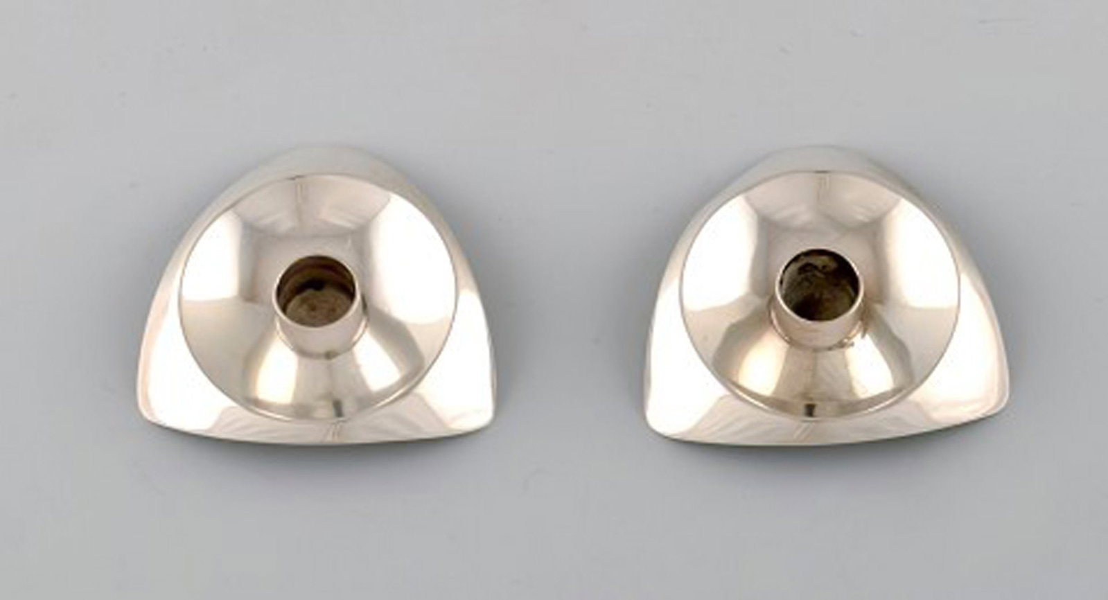 Bent Knudsen (Denmark), a pair of danish modernist candlesticks in sterling silver. 1960's. - 2