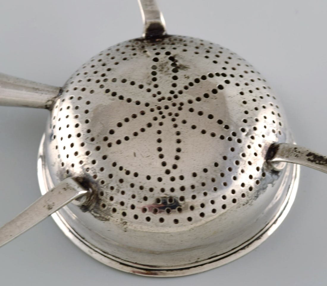 European silversmith. Antique silver tea strainer on tripod with shaft in turned ebony. Gilded - 7