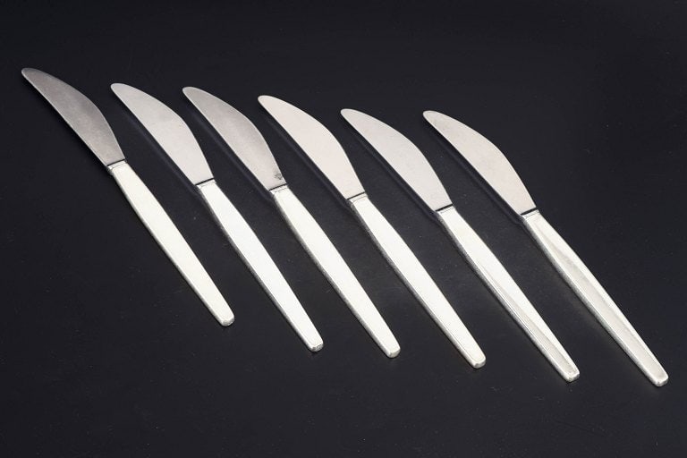 Georg Jensen, Denmark. Lunch knives, set of six in sterling silver and stainless steel. Approx.: Georg Jensen, set of six lunch knives, Cypress. Set of six lunch knives in stainless steel and sterling silver in the Cypress model from Georg Jensen. The design features a slender tapered form and sm