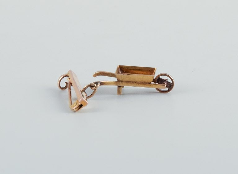 Charm in the form of a wheelbarrow, unknown jeweler. - 2