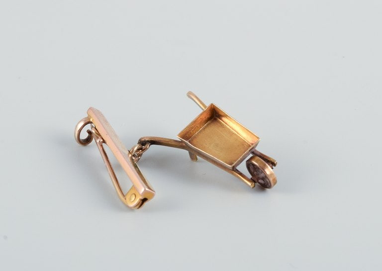 Charm in the form of a wheelbarrow, unknown jeweler. - 3