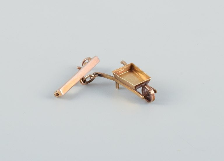 Charm in the form of a wheelbarrow, unknown jeweler. - 4