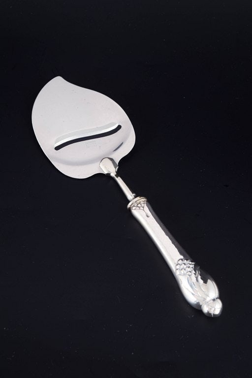 Evald Nielsen, Denmark. Art Deco cheese slicer in silver and stainless steel. Approx. 1920s.: Evald Nielsen cheese slicer. Model number 6. Art Deco cheese slicer in 830 silver and stainless steel. Model number 6 with a decorative handle in relief featuring a stylised floral motif. Produced by