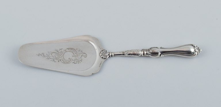 A collection of 9 pieces of various plated silver. Among other things, cake spatulas, food pushers, - 2