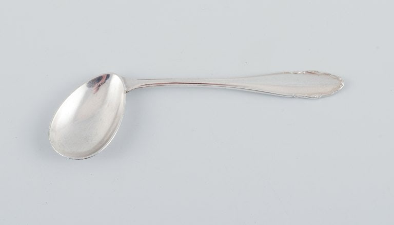 A collection of 9 pieces of various plated silver. Among other things, cake spatulas, food pushers, - 4