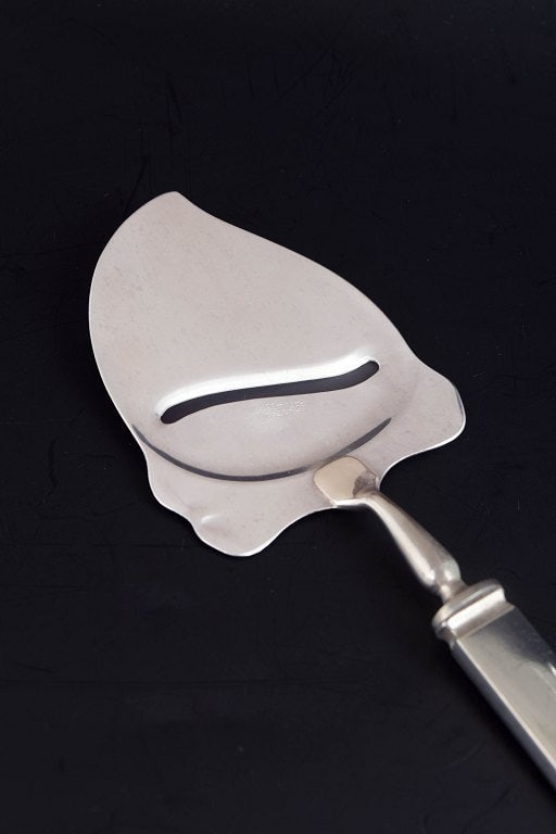 Evald Nielsen, Denmark. Art Deco cheese slicer in silver and stainless steel. Approx. 1930s. - 2