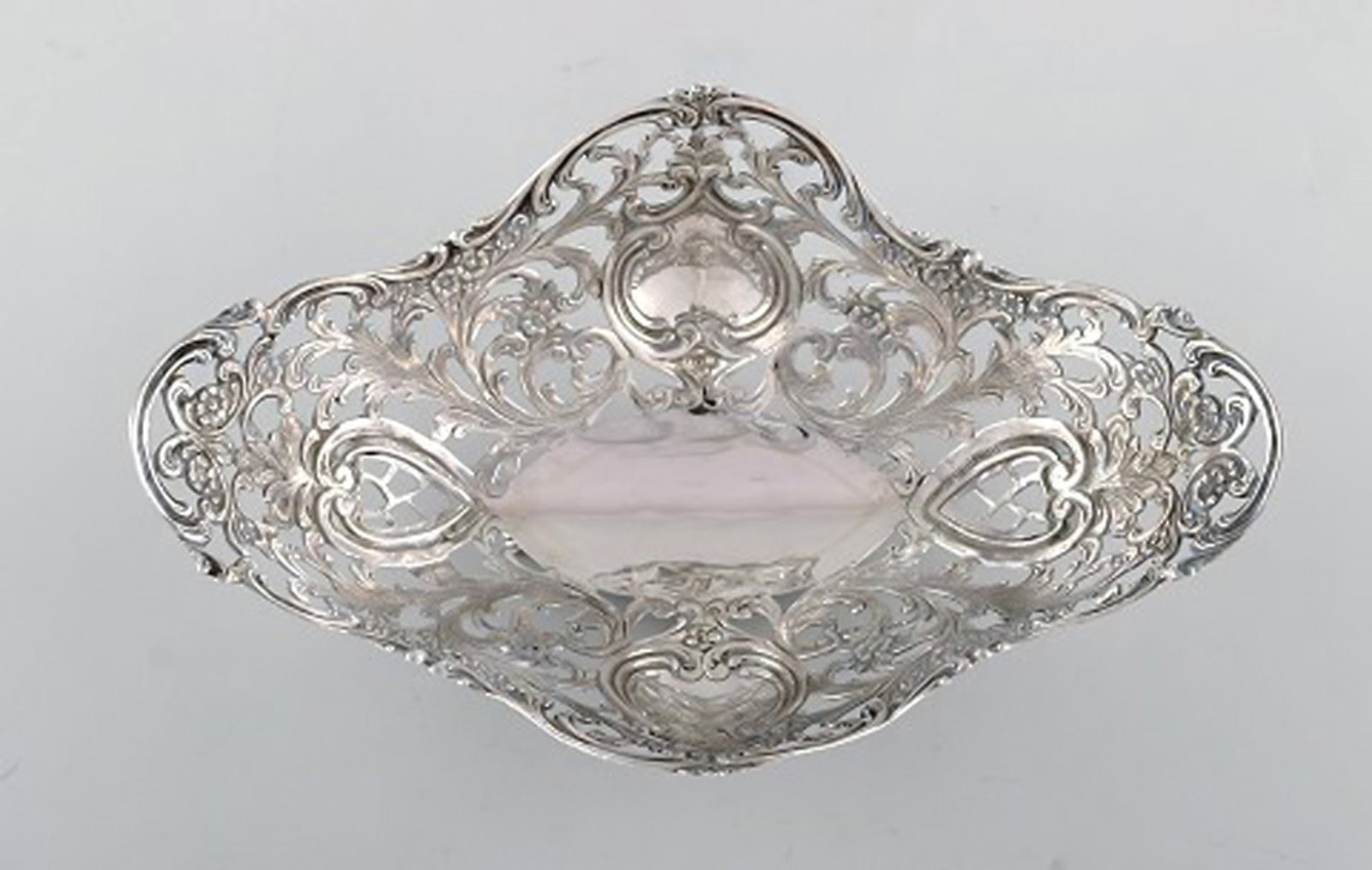 European silversmith. Ornamental silver bowl on feet. Ca. 1900. - 2