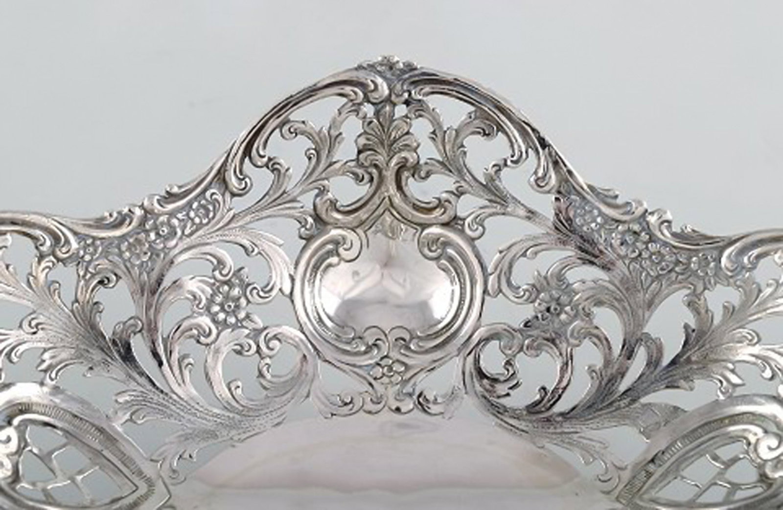 European silversmith. Ornamental silver bowl on feet. Ca. 1900. - 3