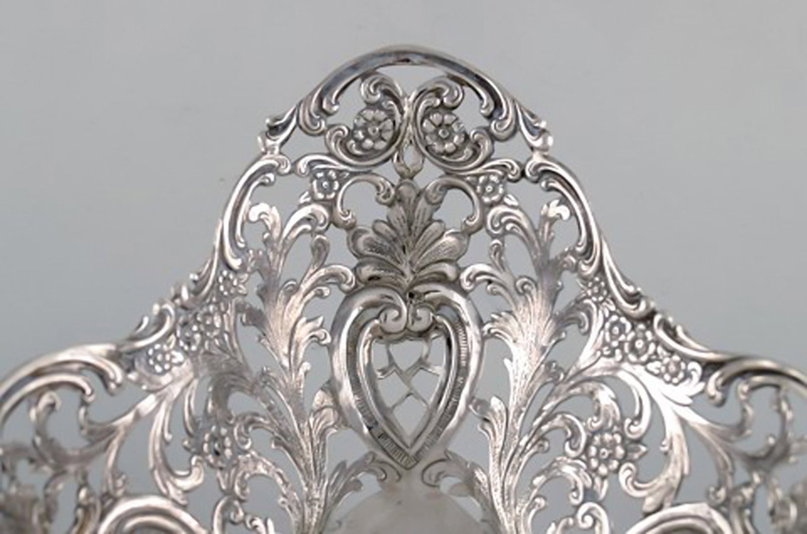 European silversmith. Ornamental silver bowl on feet. Ca. 1900. - 4