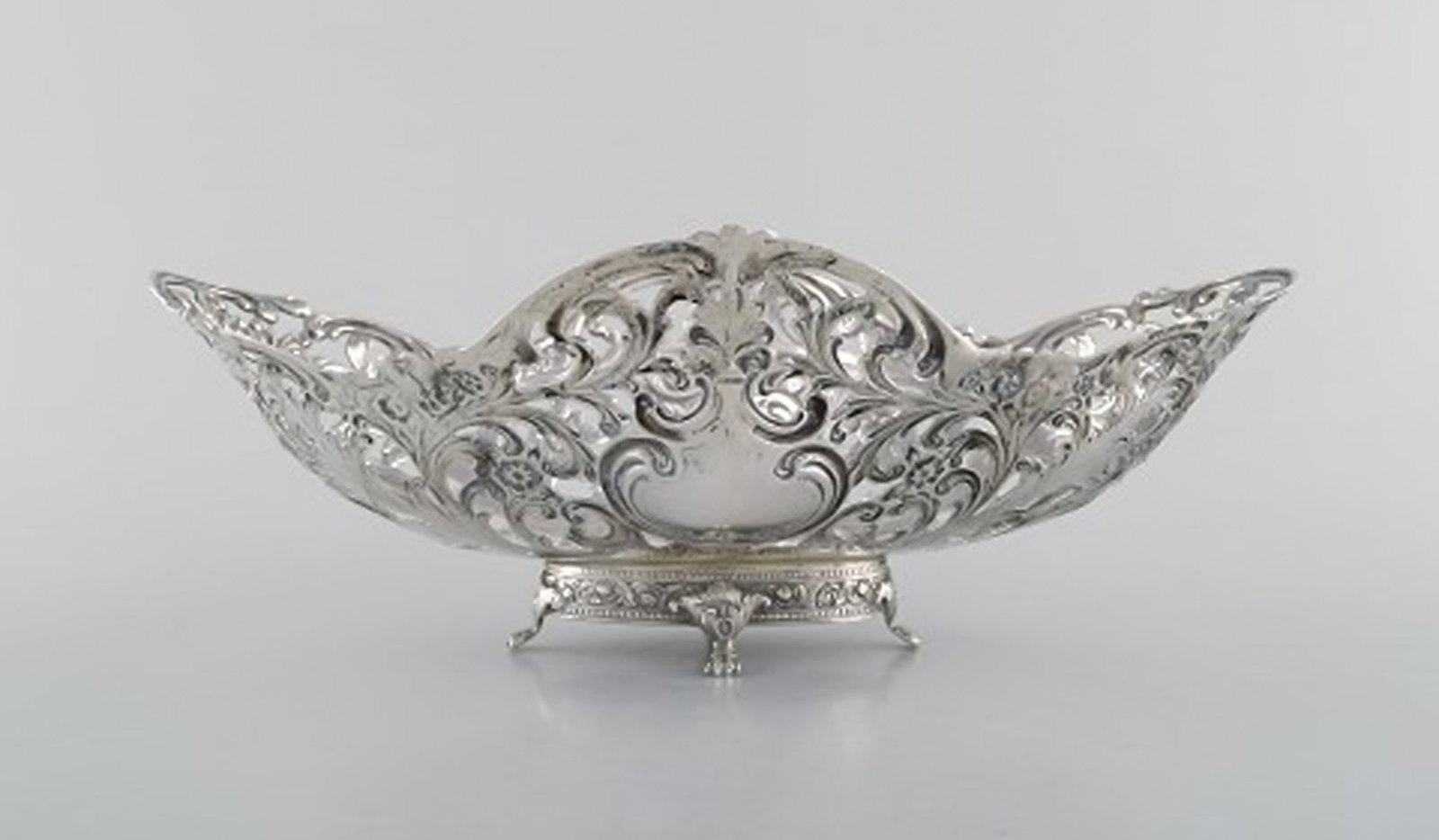 European silversmith. Ornamental silver bowl on feet. Ca. 1900. - 5