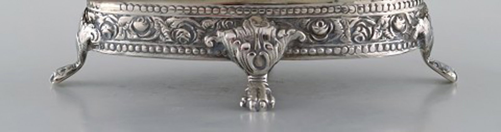 European silversmith. Ornamental silver bowl on feet. Ca. 1900. - 6