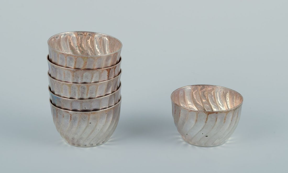 A set of six Swedish silver cups. Approx. from 1900.: A set of six Swedish silver cups. Approximately from 1900. 826 silver. Marked. In excellent condition. Some minor black spots. Dimensions: Diameter 4.5 cm, Height 2.5 cm. Provenance: Danish private